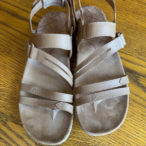 Merrell Women's Tan Strappy Sandals - Picture 1 of 8